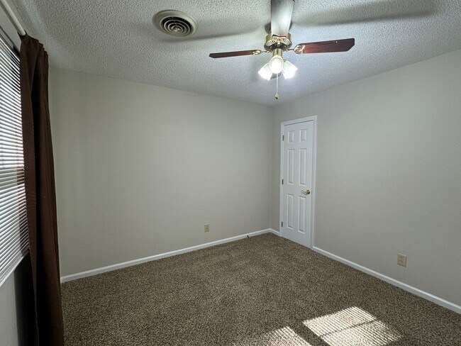 Building Photo - 3BR/2.5BA Home on 1 Acre in Spring Lake