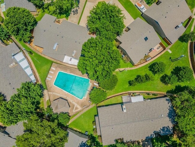 Building Photo - Captivating 3-Bedroom Escape with Private Deck & HOA Pool Access in Grand Prairie!