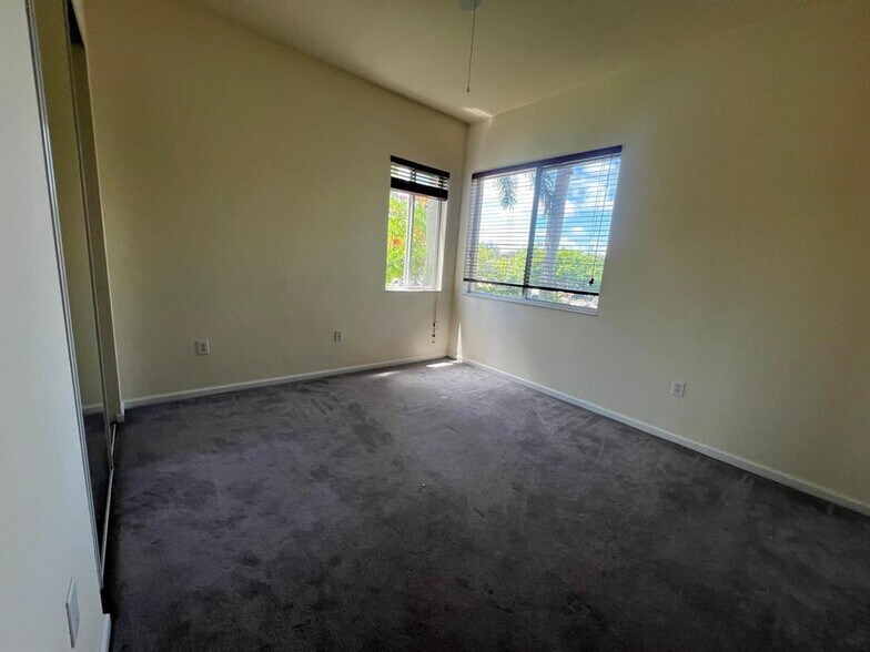 Building Photo - 3500 Oaks Clubhouse Dr