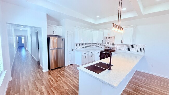 Building Photo - 7014-5914 02