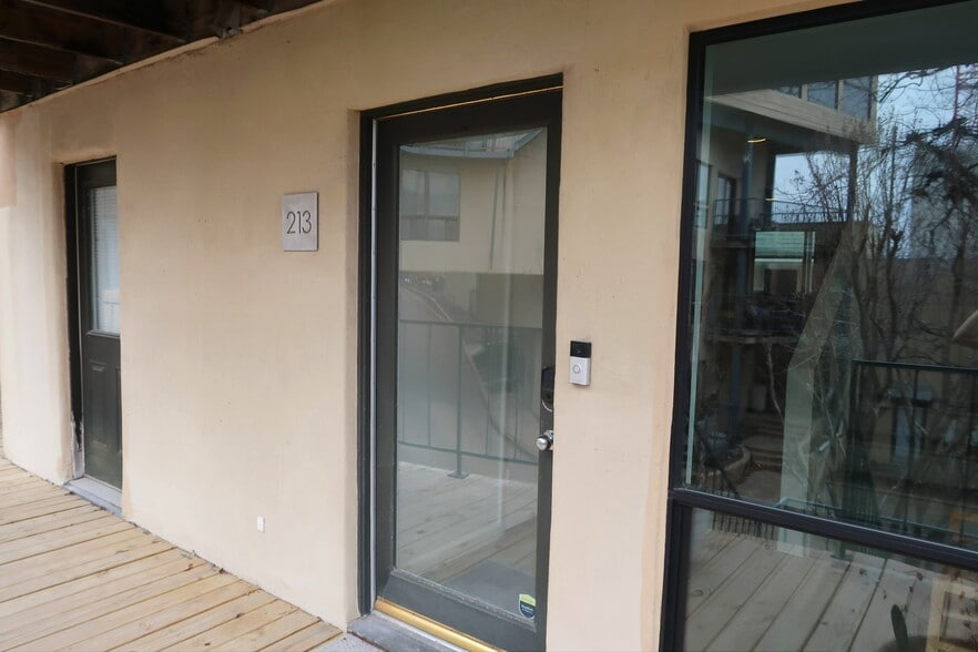 Building Photo - 1106 W 6th St