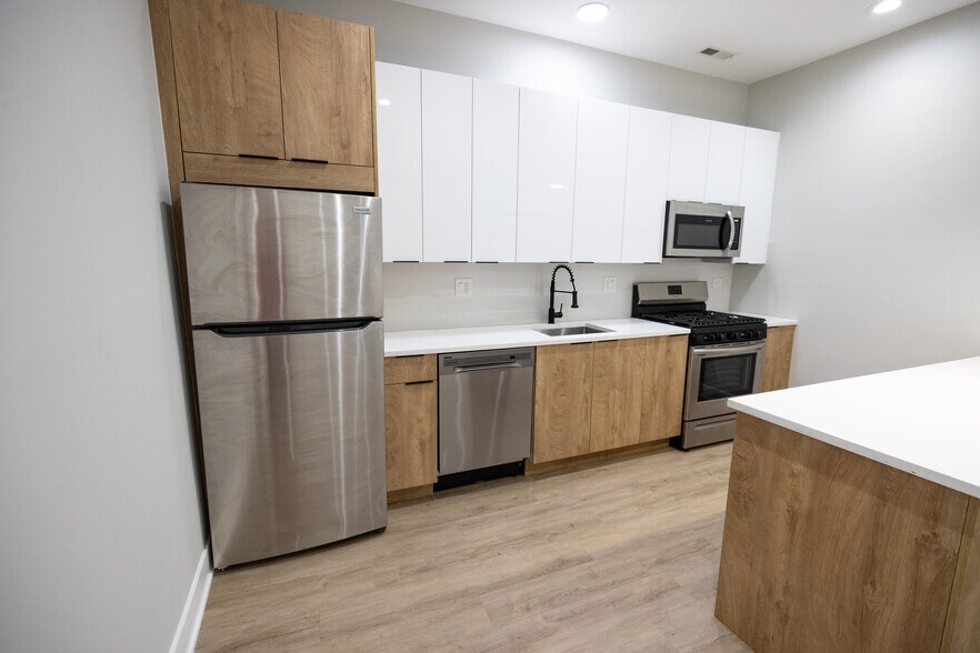 Building Photo - 2175 N Maplewood Ave