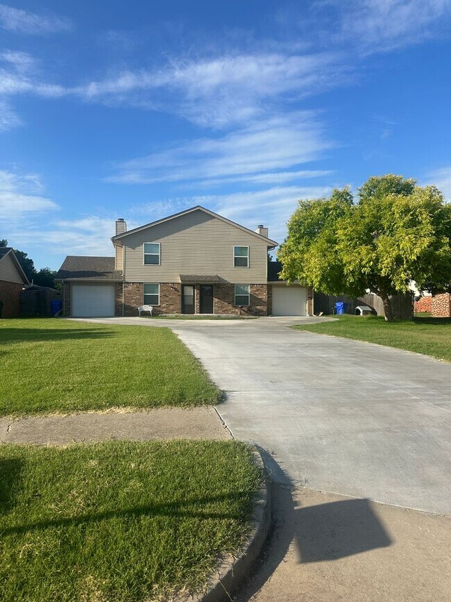 Building Photo - 224-226 Skylark Ct