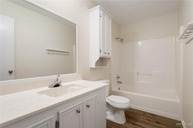 Building Photo - 13 E Stubbs St