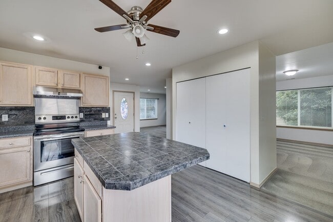 Building Photo - Beautiful Two-Story Home for Rent in the C...