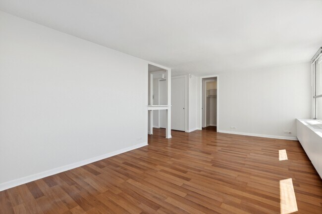 Building Photo - 2626 N Lakeview Ave