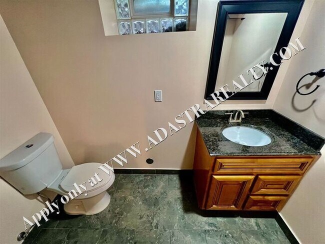 Building Photo - Beautiful 4 Bed 3.5 Bath Home in Fairway-Available NOW!!