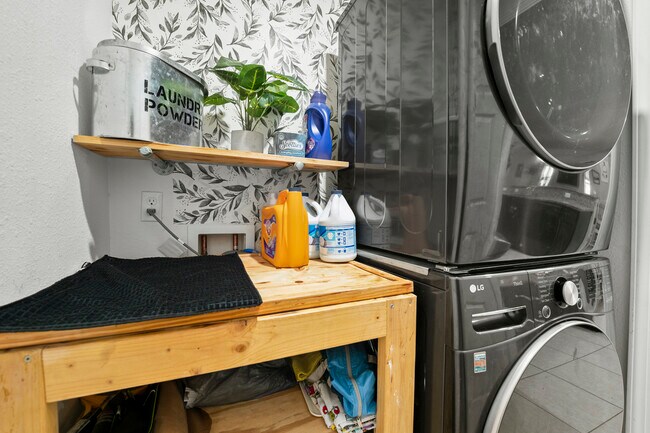 Building Photo - 8704 Lake George Cir W