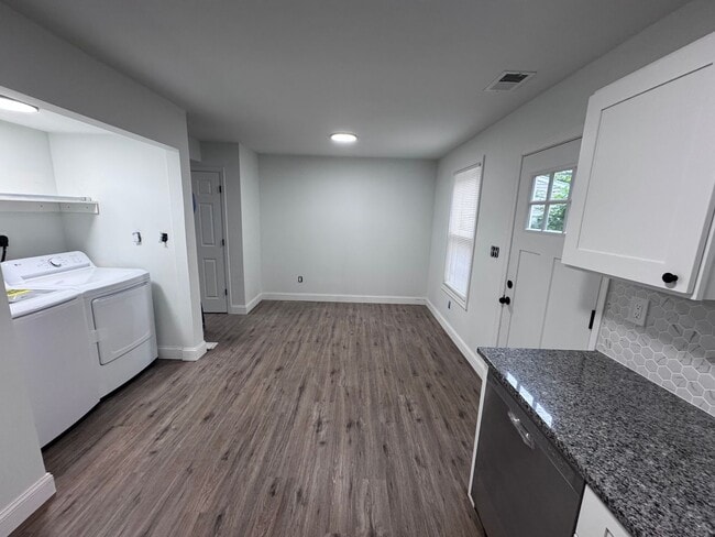 Building Photo - Fully renovated inside and out -  3 bedroo...