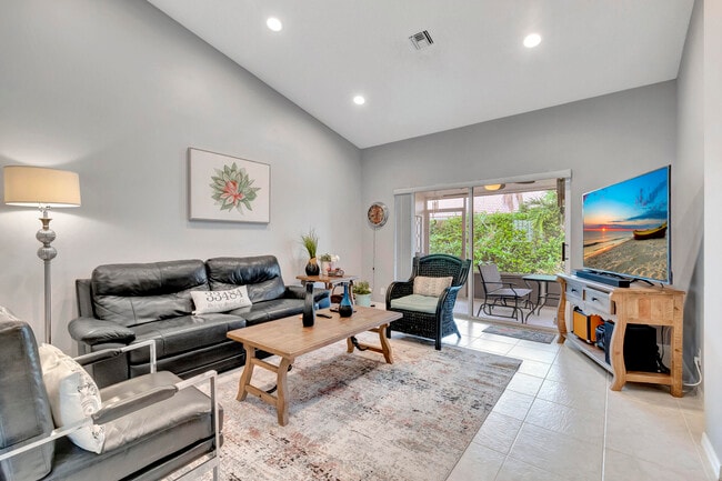 Building Photo - 6129 Heliconia Rd