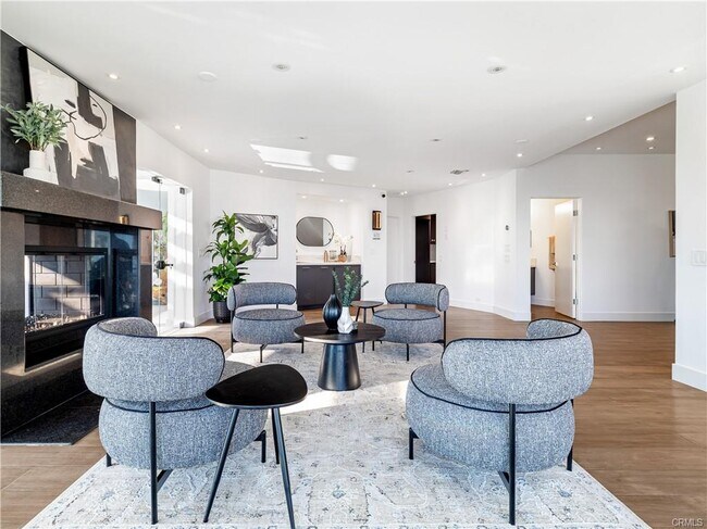 Building Photo - 2287 Sunset Plaza Dr