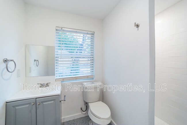 Building Photo - 823 N Trinity