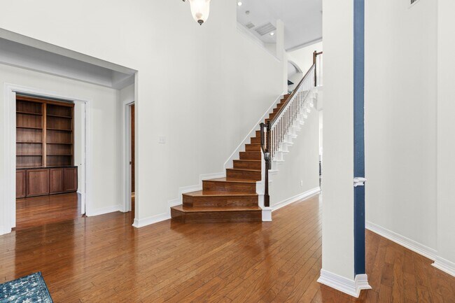 Building Photo - 5630 Ashford Ridge Ln