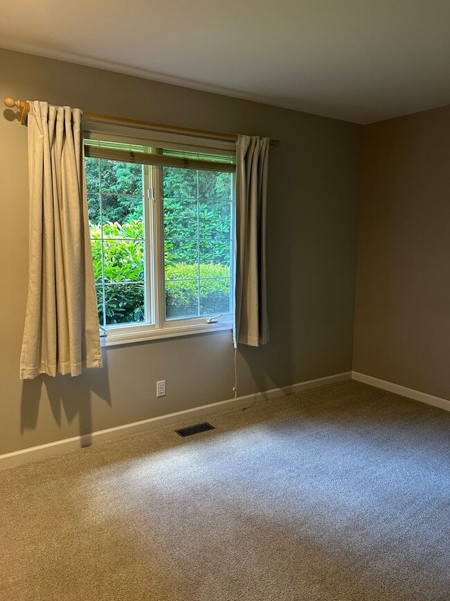 Building Photo - 3bd/2.5ba Redmond Home