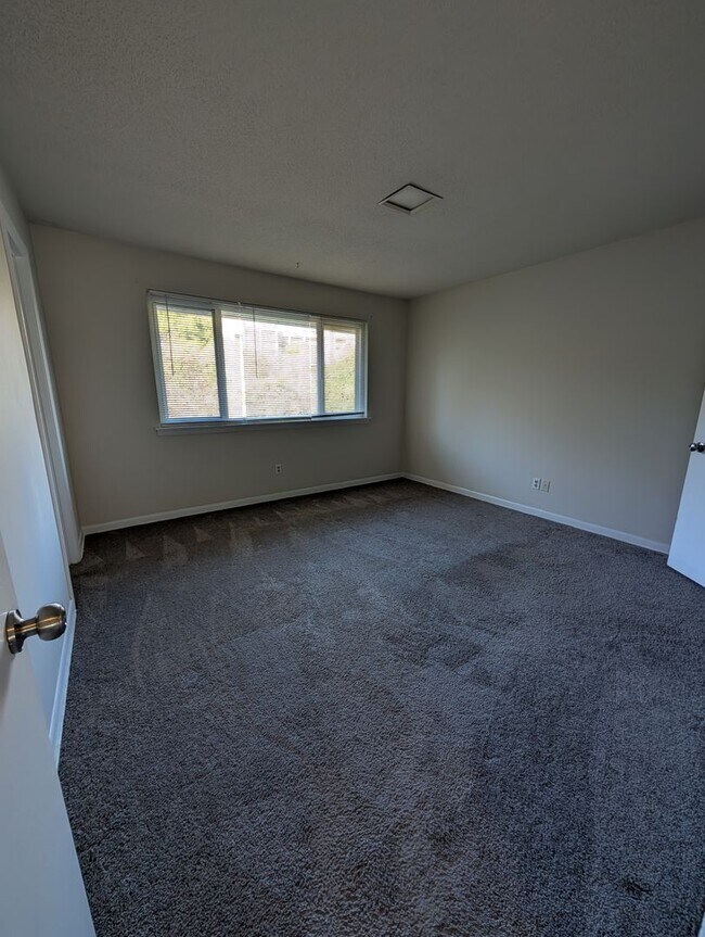 Building Photo - 2 Bedroom Walking Distance to NCSU!