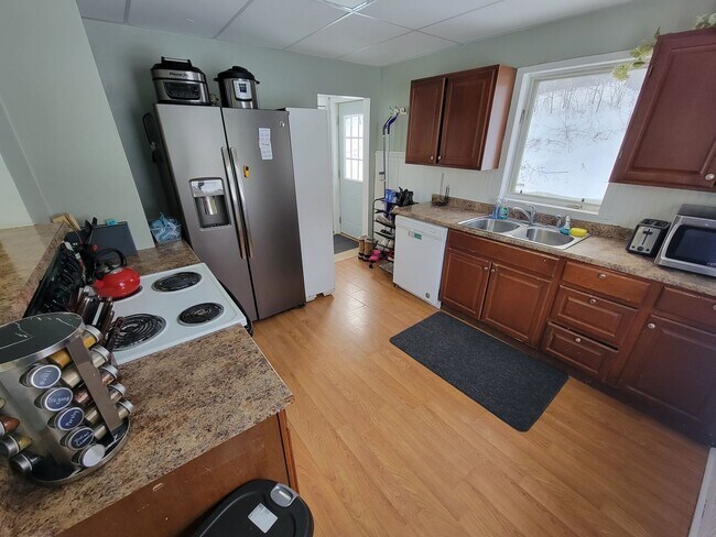 Building Photo - AVAILABLE JUNE - Updated 4 Bed 2 Bath