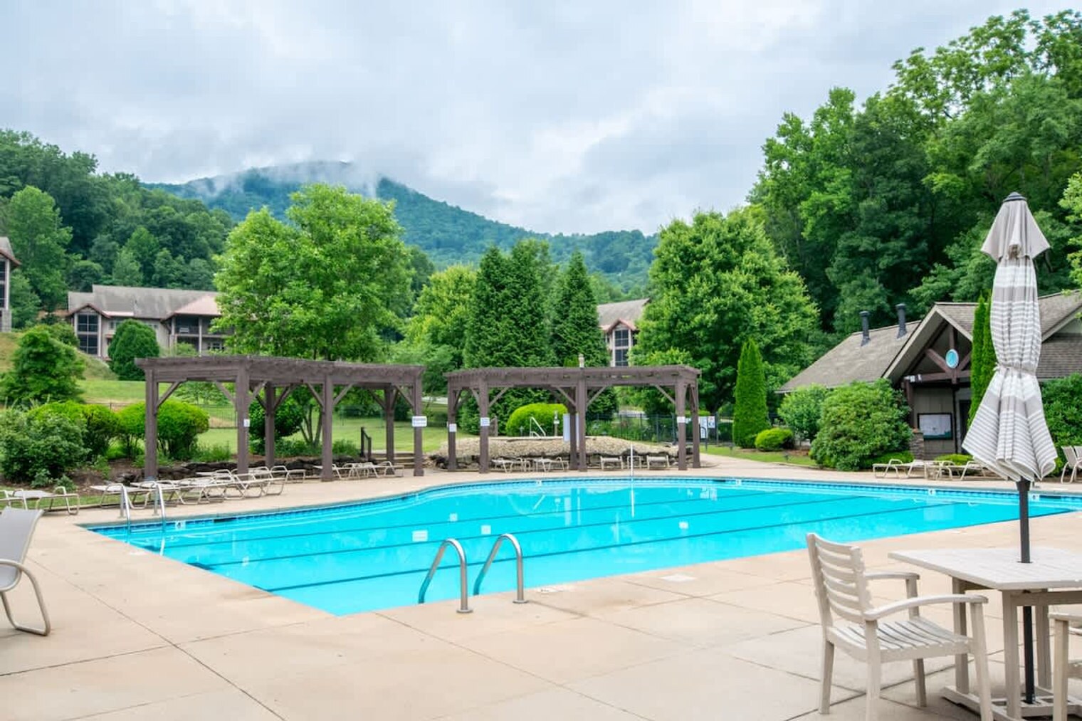 Building Photo - 1560 Country Club Dr