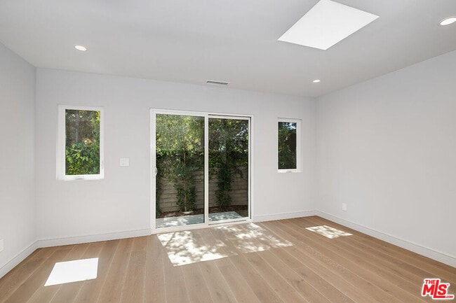 Building Photo - 4963 N Clybourn Ave