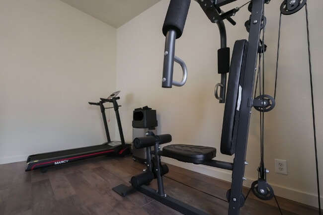 Building Photo - Furnished Master Bedroom 3 with Patio Access — Shared Executive Home