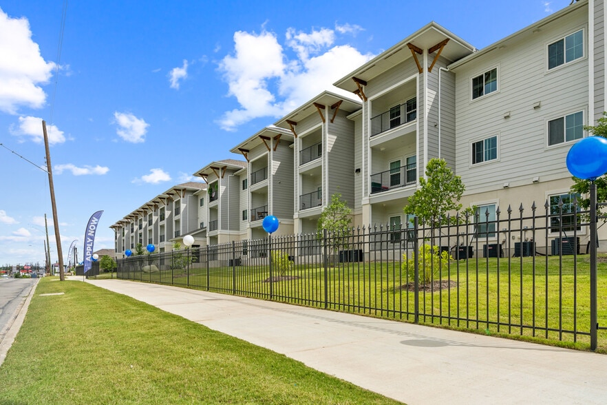 Building Photo - Vista at Thousand Oaks