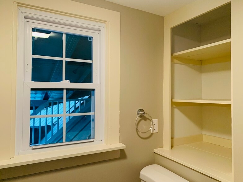 Building Photo - 2015 Quechee Main St