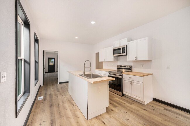 Building Photo - Remodeled 3 Bedroom 2 Bathroom Home!