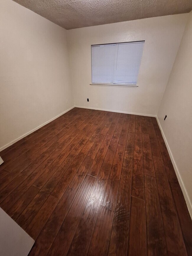 Building Photo - 1 bedroom, 1 bath