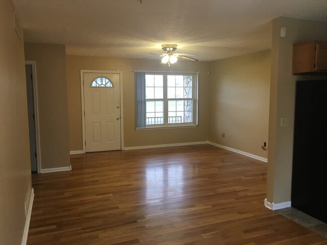 Building Photo - **New Paint**   **New Carpet**  Ready for YOU!!