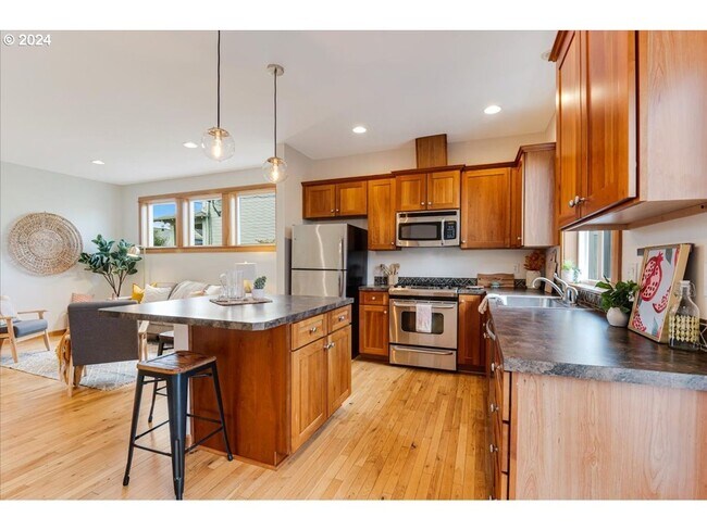 Building Photo - Charming 3-Bed, 2.5-Bath Townhome with Private Patio, Open Floor Plan, and Prime King Neighborhoo...