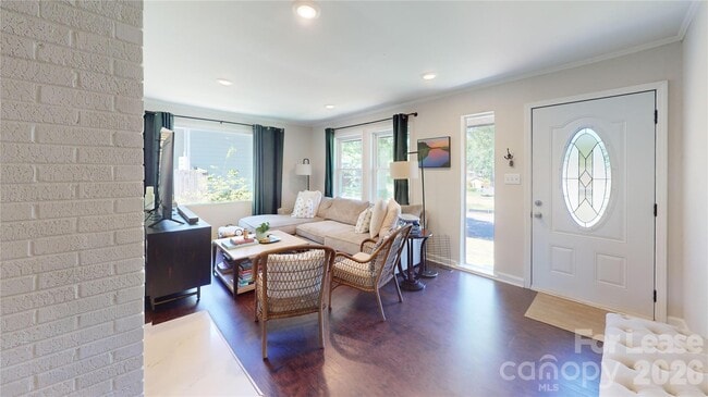 Building Photo - 640 Manhasset Rd