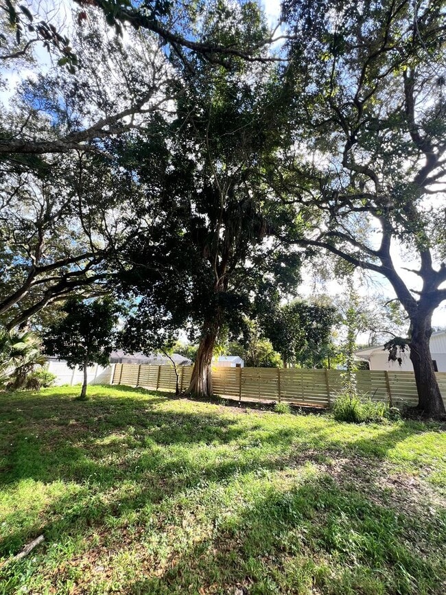 Building Photo - 2 BEDROOM 1 BATH SINGLE FAMILY HOME WITH A SEPARATE DEN (POSSIBLE 3RD BEDROOM)