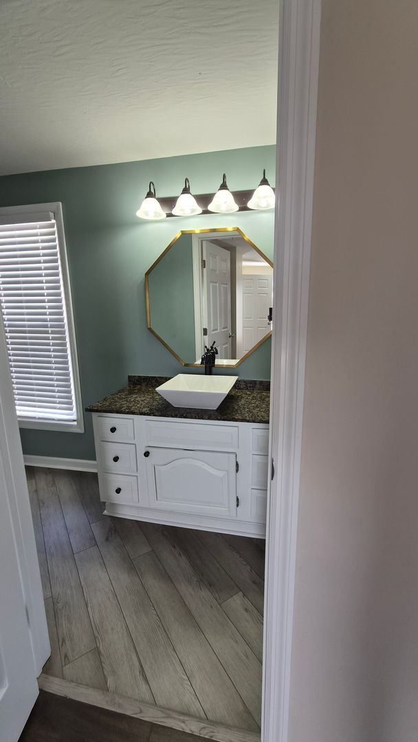 Building Photo - Charming Downtown Sunbury Home!