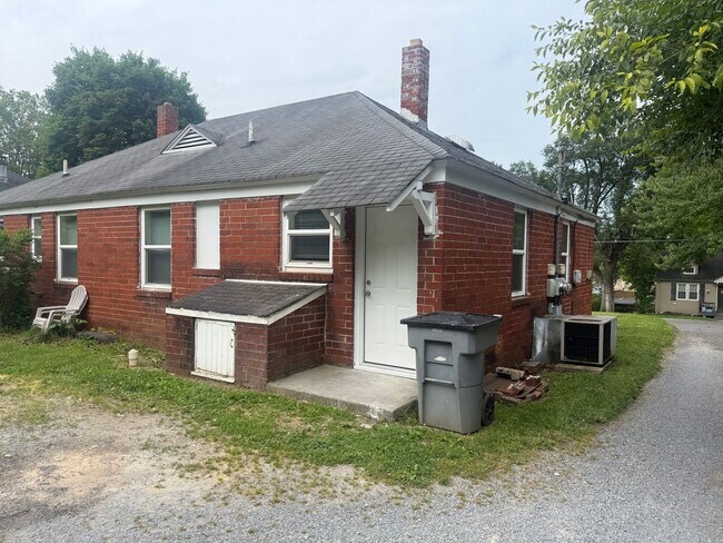 Building Photo - 24-26 Carson Ln Bristol TN 37620
