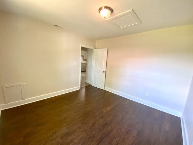 Building Photo - 3 Bedroom Home in Seneca, SC