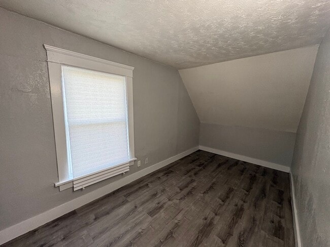 Building Photo - Three bedroom two bathroom home for rent