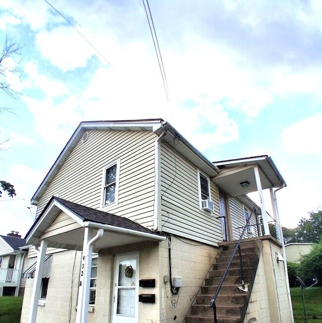 Building Photo - Newly Renovated One Bedroom Apartment in S...
