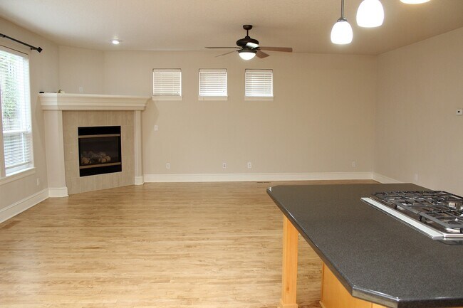 Building Photo - Spacious 4 BDR Legend & Renaissance Constr...