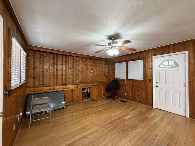 Building Photo - 604 Willow St