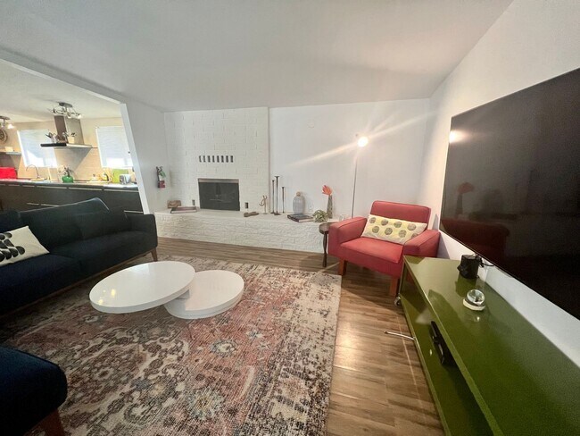 Building Photo - 3 Bedroom 2 Bathroom - Fully Furnished - Mid Century Modern