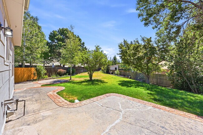 Building Photo - $2,595.95-4 Bed/ 3 Bath-Charming home in Colorado Springs with Central AC