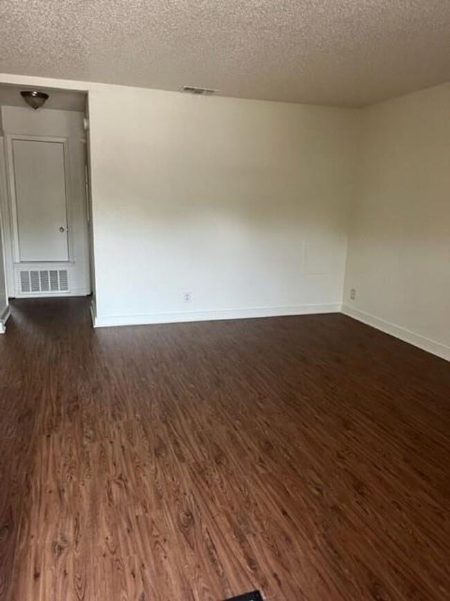 Building Photo - 304 Algerita Dr
