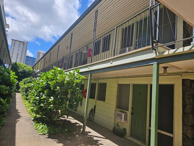 Building Photo - Walkup Studio in Waikiki