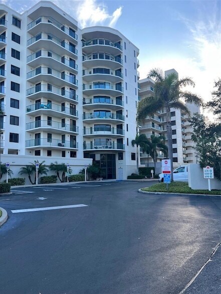 Building Photo - 670 Island Way