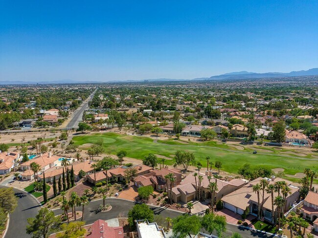 Building Photo - POOL HOME WITH LUSCIOUS GOLF COURSE & MAJE...