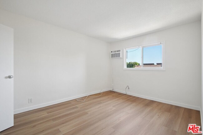 Building Photo - 1220 N Ogden Dr