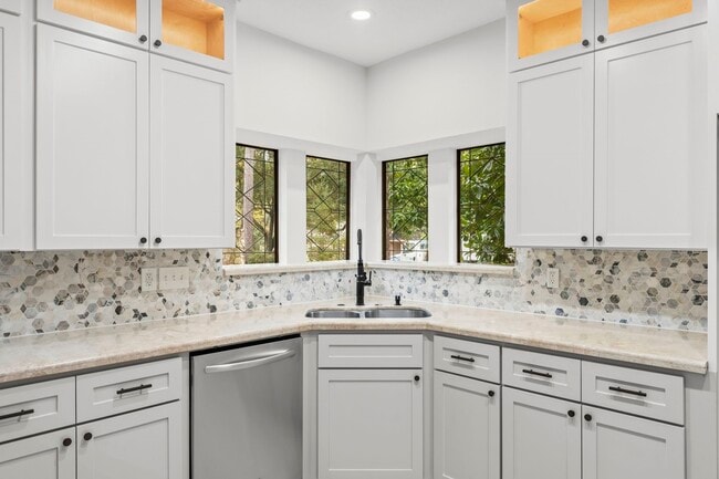 Building Photo - 6 Thornhedge Ct