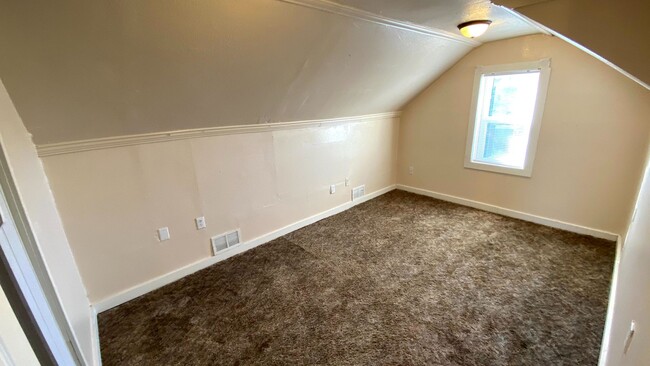 Building Photo - 3 Bedroom 1.5 Bath House Large 2 Car Detac...