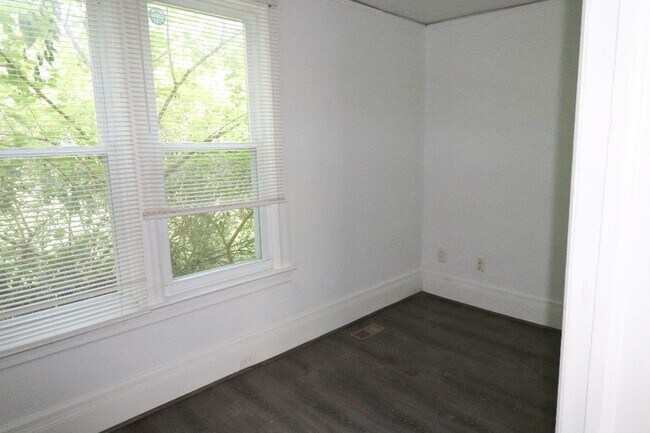 Building Photo - $1,300 - Newly 3 Bedroom 2 Bath