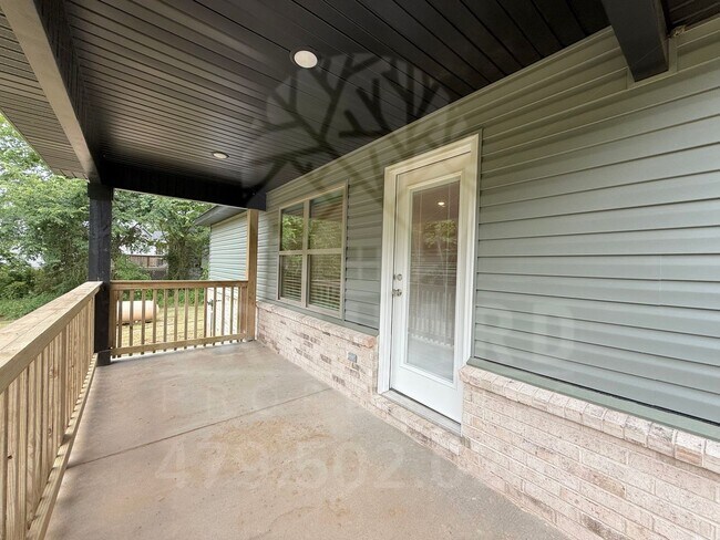 Building Photo - Bella Vista Single-Family Home- 2 Bed/ 2 B...