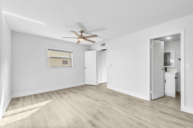 Building Photo - 59 Saxony B